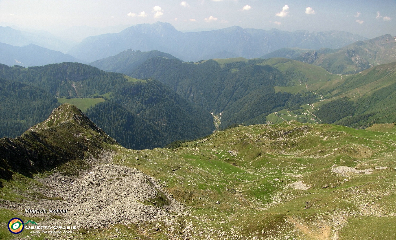 37 Panorama verso Sud, la conca del Bivacco Zamboni....JPG